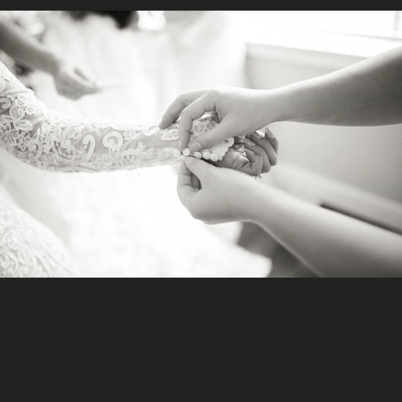 Monique Lhuillier Wedding Gown - Picture 8 of 10